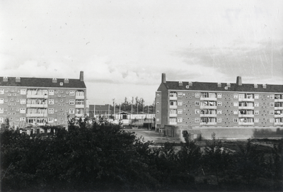 805491 Gezicht op twee flatgebouwen aan de Graadt van Roggenweg te Utrecht, vanuit het huis Leidseweg 74 te Utrecht.